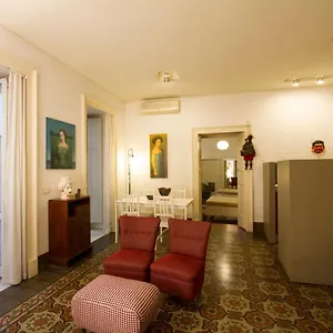 https://tre-vie-apartment.taorminaitalyhotels.com